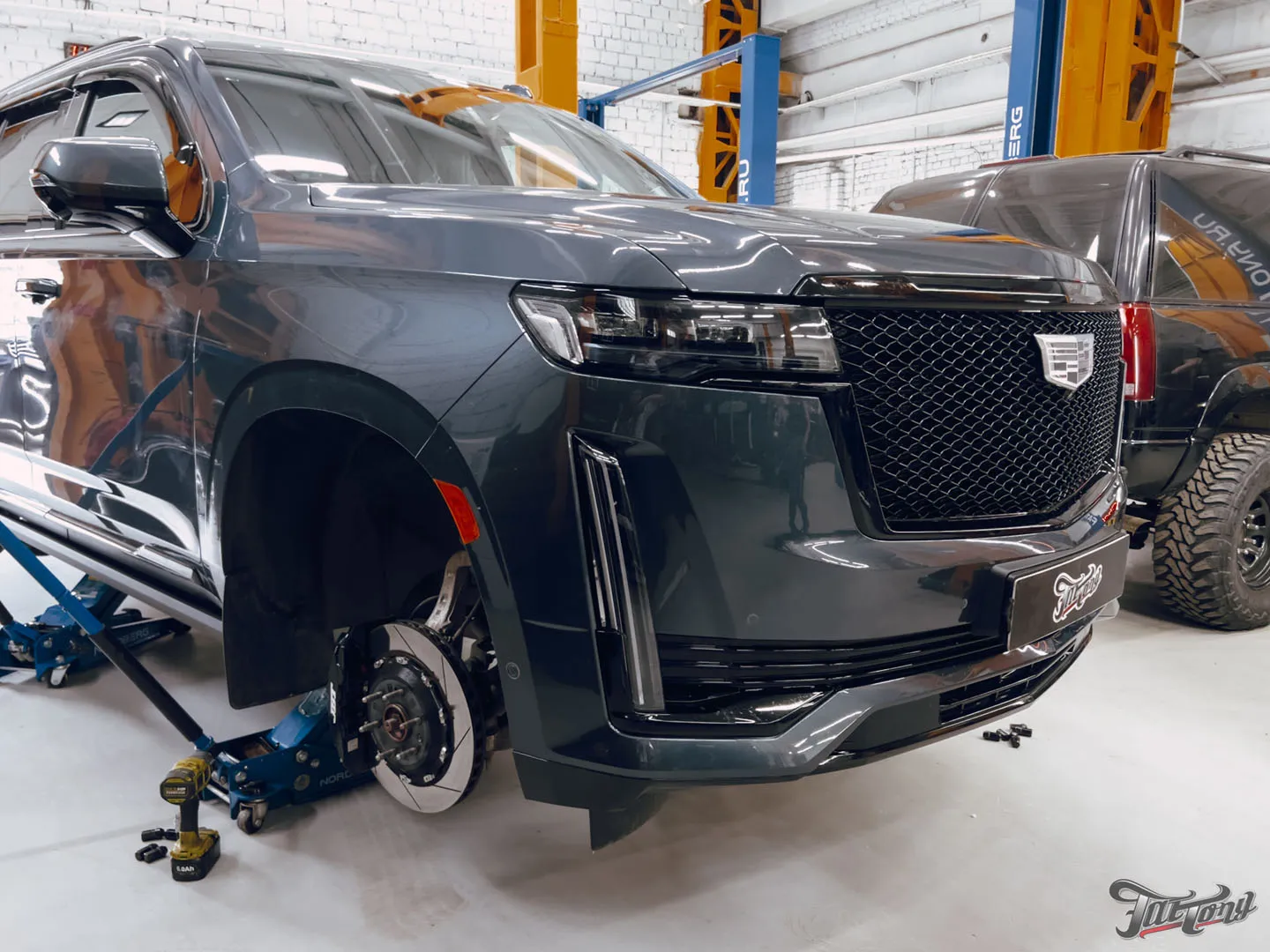 Фирменный Шиномонтаж на вибростенде на стендах Hunter для Cadillac Escalade